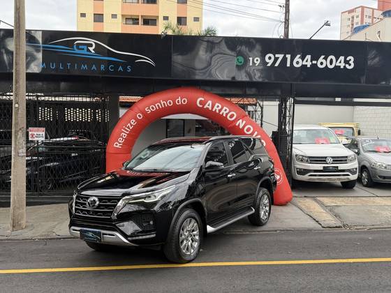 TOYOTA HILUX SW4 2.8 D-4D TURBO DIESEL SRX 7L 4X4 AUTOMÁTICO